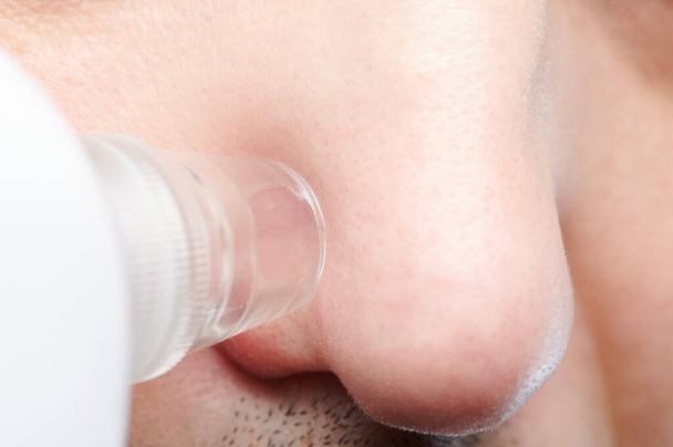 Reiniging van de huid poriën op de neus met gereedschap macro close-up bekijken - Foto, afbeelding