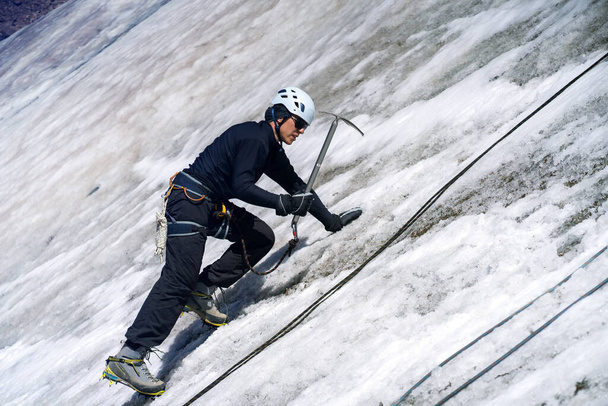 Man with ice ax on the glacier. - Photo, Image