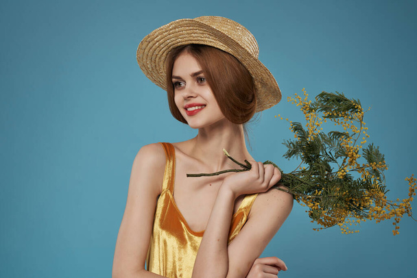 aantrekkelijke vrouw dragen hoed bloemen decoratie zomervakantie - Foto, afbeelding