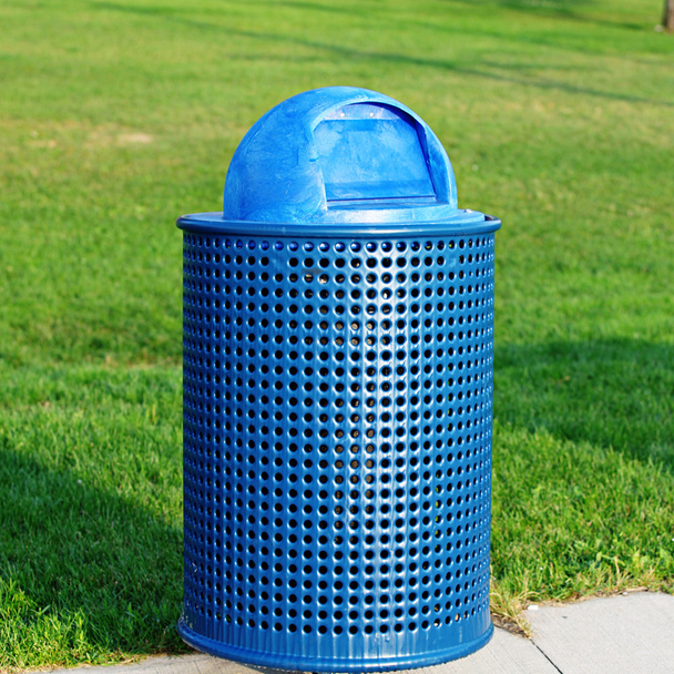 Blue Trash Can in park - Foto, Bild
