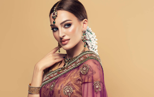Portrét krásné indiánské dívky. Mladá Indie žena model s kundan šperky set. Tradiční indický kostým lehenga choli nebo sari - Fotografie, Obrázek