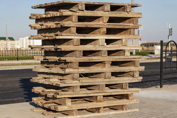 Pallet vuoti in un cantiere. Riutilizzo di pallet in legno nella costruzione - Foto, immagini