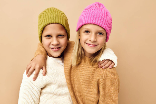 chico y chica abrazo juegos sonrisa amistad estudio emociones - Foto, Imagen