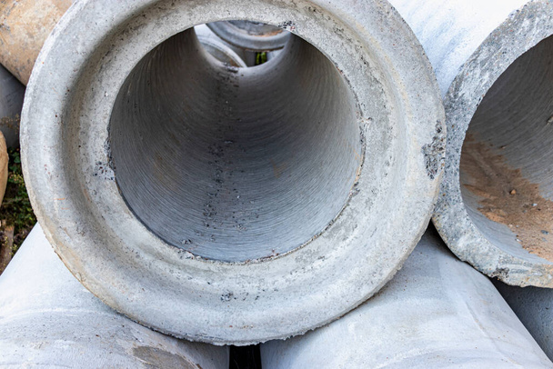 Залізобетонні штормові каналізаційні труби укладаються на будівельному майданчику. Труби великого діаметру
 - Фото, зображення