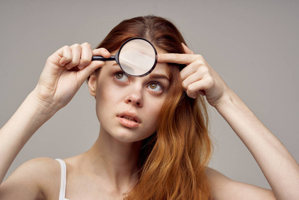 mooie vrouw gezicht huidproblemen dermatologie licht achtergrond - Foto, afbeelding