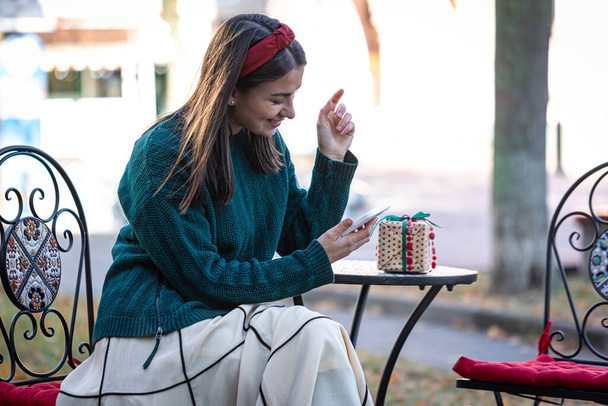 Çekici genç kadın akıllı telefon kullanıyor, Noel alışverişi yapıyor.. - Fotoğraf, Görsel