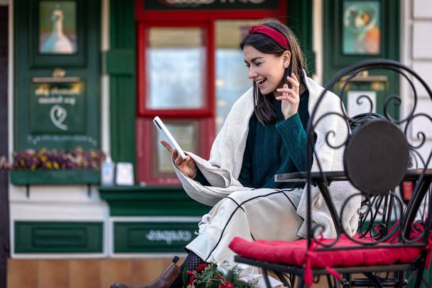 Vonzó fiatal nő használ okostelefon, Karácsonyi online vásárlás. - Fotó, kép