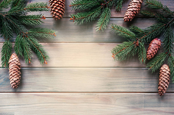 rami di albero di Natale con pigne su sfondo di legno con spazio copia - Foto, immagini