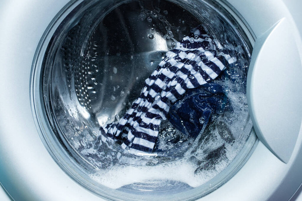 Çamaşır makinesinde çamaşır yıkıyorum.. - Fotoğraf, Görsel