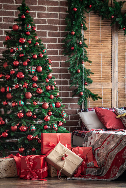 Interior del dormitorio de Navidad con colores rojo-verde con un árbol de Navidad. - Foto, Imagen