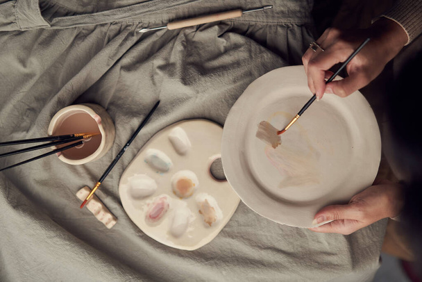 Creative female painting on plate - Foto, immagini