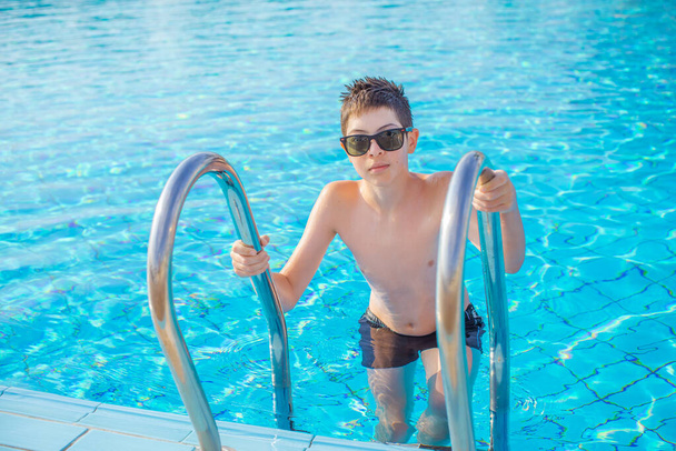 Descansa en vacaciones. Adolescente en la piscina, estilo de vida infantil. Disfruta de la vida - Foto, imagen