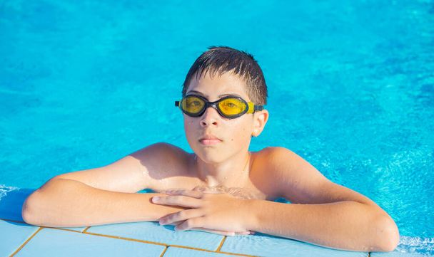 Repose-toi en vacances. Adolescent dans la piscine, Style de vie des enfants. Profitez de la vie - Photo, image
