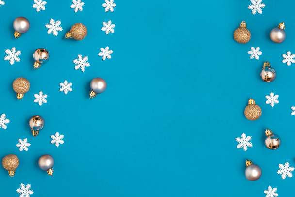 Composizione natalizia. Decorazioni in oro su sfondo blu pastello. Natale, inverno, capodanno. Layout piatto, vista dall'alto, spazio di copia. - Foto, immagini