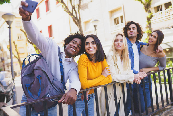 Multietnická skupina přátel na ulici se selfie s chytrým telefonem. - Fotografie, Obrázek