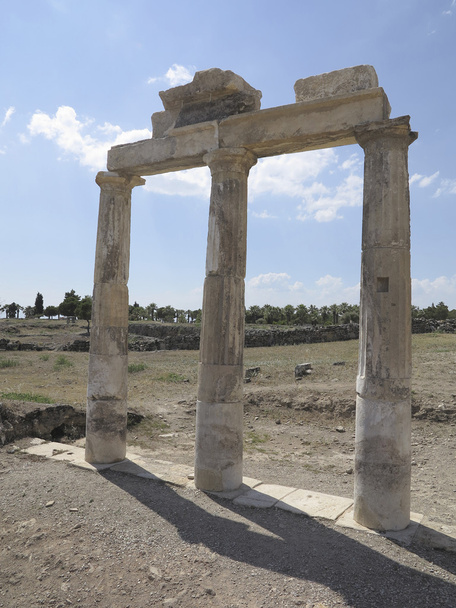 Colunas e ruínas do antigo templo de Ártemis
 - Foto, Imagem