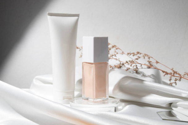 fehér fa asztal háttér életmód, kozmetikai smink üveg krém termék szépség divat bőrápolás egészségügyi mockup - Fotó, kép