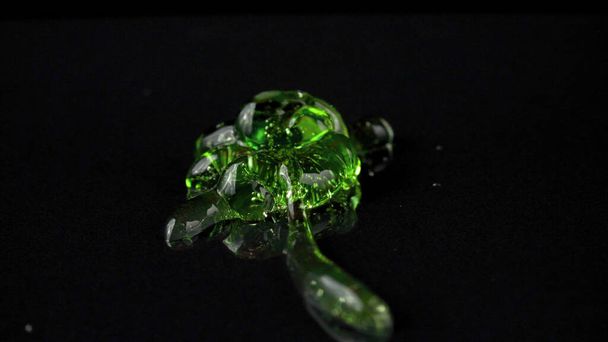 Foto de cerca del bálsamo transparente verde exprimido - Foto, imagen