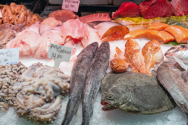 Frischer Fisch zum Verkauf an einem Marktstand in Barcelona, Spanien - Foto, Bild