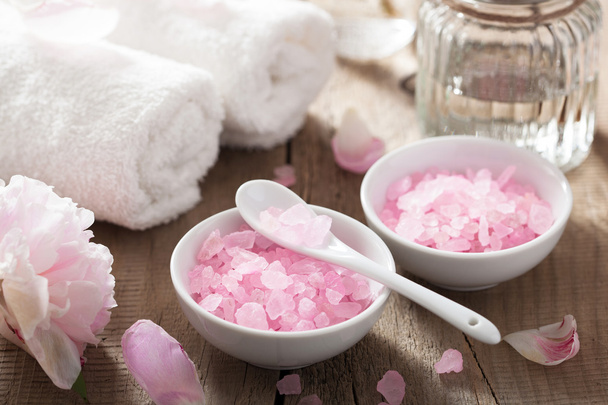 spa set with peony flowers and pink herbal salt - Foto, imagen