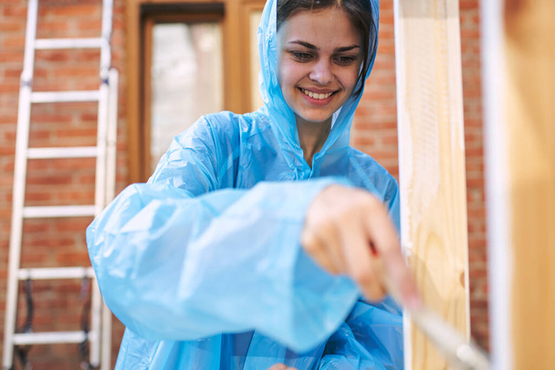 Женщины красят деревянные конструкции кистью маляра украшения - Фото, изображение