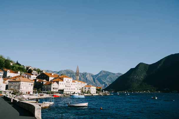 Vorbei an Böschungen mit Steinhäusern und festgemachten Booten. Montenegro - Foto, Bild
