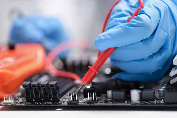 Soldering electronics microcircuits, hands close-up - Foto, Bild