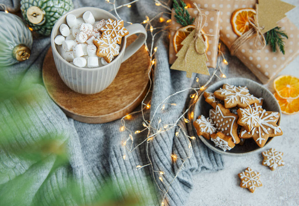 Chocolate caliente con malvaviscos, bebida cálida y acogedora de Navidad, galletas de jengibre y decoraciones - Foto, Imagen