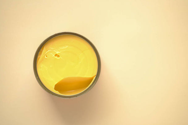cheddar sajt konzervdobozban az asztalon  - Fotó, kép