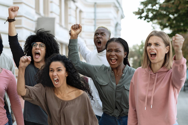 Primer plano del grupo multiétnico emocional de huelguistas cantando consignas - Foto, Imagen