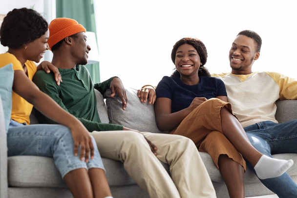 Positive schwarze Millennials mit doppeltem Date, Wohnungseinrichtung - Foto, Bild