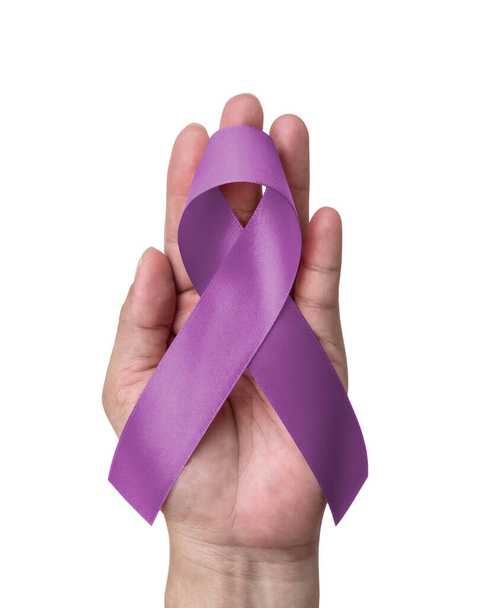 ラベンダー紫色の意識リボンは、世界のアルツハイマーの日(月)と世界のがんの日のコンセプトのための手のサポートを支援 - 写真・画像