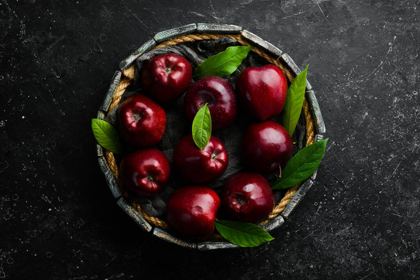 Fruits. Fresh juicy red apples. Rustic style. On a black stone background. - Foto, Imagen