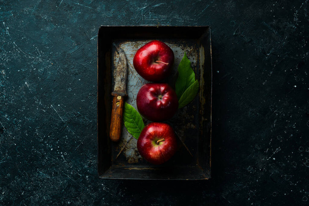 Fruits. Fresh juicy red apples. Rustic style. On a black stone background. - Foto, Bild