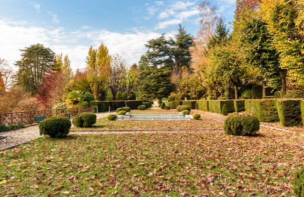 Jardins públicos de Villa Toeplitz na temporada de outono em Varese, Lombardia, Itália - Foto, Imagem