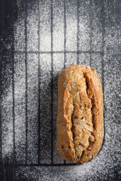 Leipä pieni ruis leipää musta metalli tarjotin, ylhäältä - Valokuva, kuva