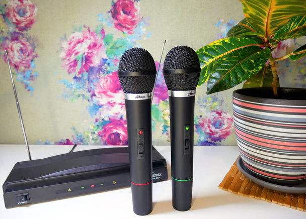 A set of microphones for wireless communication. Microphone for conducting lectures and classes in the classroom - Foto, immagini