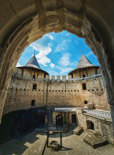 Pohled na pevnost Soroca zevnitř. Starověká vojenská pevnost, historická památka v Moldavsku. Staré kamenné zdi opevnění, věže a bašty středověké citadely - Fotografie, Obrázek