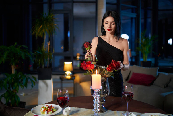 Mujer atractiva preparándose para la cena en el restaurante. - Foto, imagen