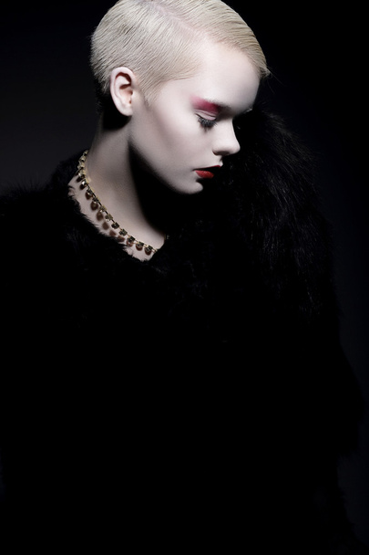 Elegance. Aristocratic Trendy Woman in Fur Coat with Bob Hairstyle - Foto, Bild