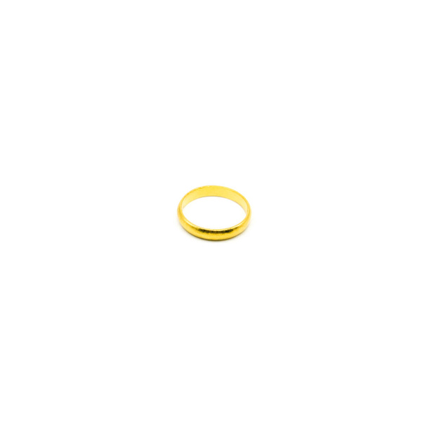 Золотое кольцо изолировано на белом фоне - Фото, изображение