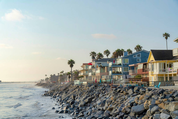 Oceanside plážové domy v Kalifornii se schody na přírodní skalní hrázi - Fotografie, Obrázek