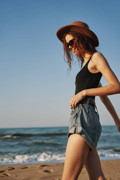 kobieta w modnych letnich ubraniach nad oceanem wakacje słońce - Zdjęcie, obraz