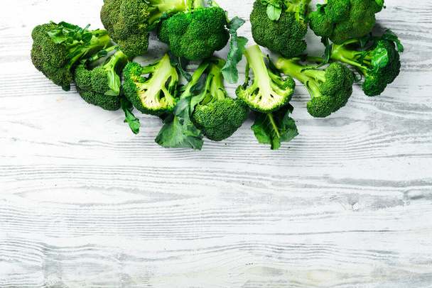 Vegetables. Fresh green broccoli on a white wooden background. Rustic style. Top view. - Foto, afbeelding