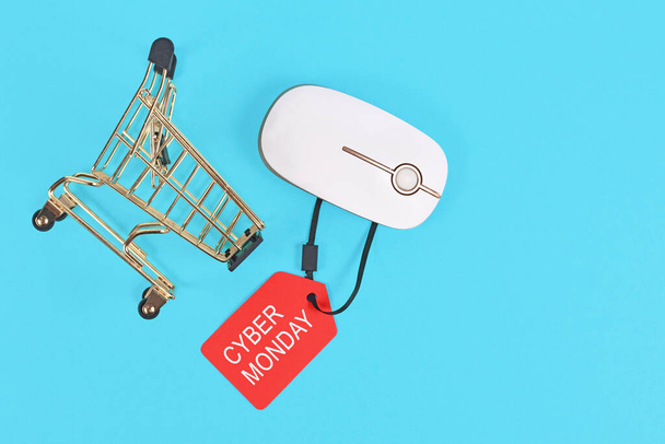 Cyber Monday sale label attached to computer mouse next to shopping cart - 写真・画像