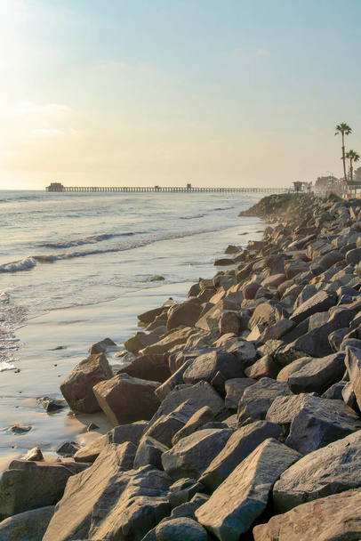 Blick auf einen Strand am Oceanside in Kalifornien mit Pier - Foto, Bild