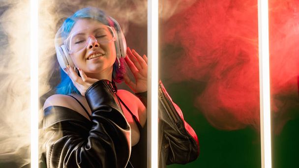 music chill playlist joy woman headphones led neon - Foto, afbeelding