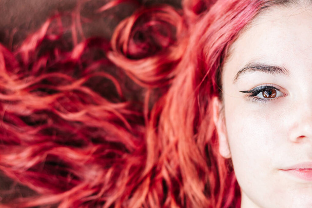 Widok z góry 19-letnia dziewczyna z czerwonym, falistym, błyszczące i proste włosy farbowane z amoniaku pielęgnacji włosów barwnika w salonie piękności. Szampon, kosmetyki i koncepcja fryzjerstwa. - Zdjęcie, obraz