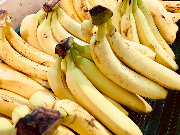 Primer plano de racimos de plátanos amarillos maduros. - Foto, imagen