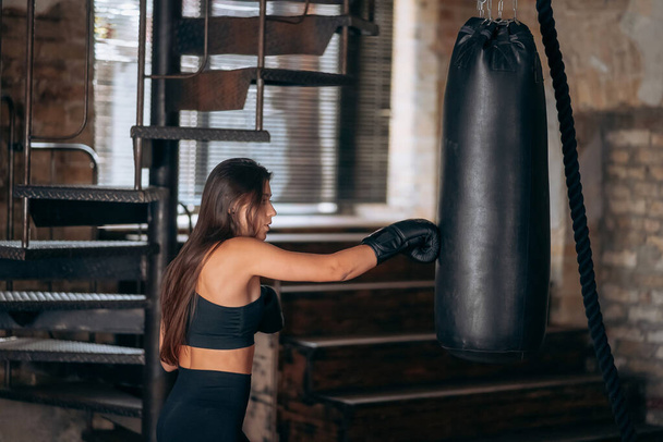 Spor salonunda boks yapan genç bir kadın. - Fotoğraf, Görsel